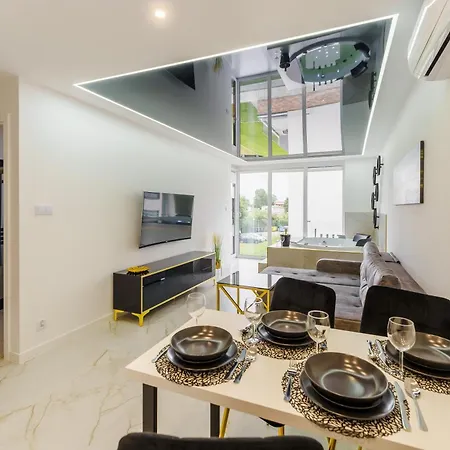 Golden Pearl Prywatny Z Sauna I Jacuzzi شقة كولوبرزيغ